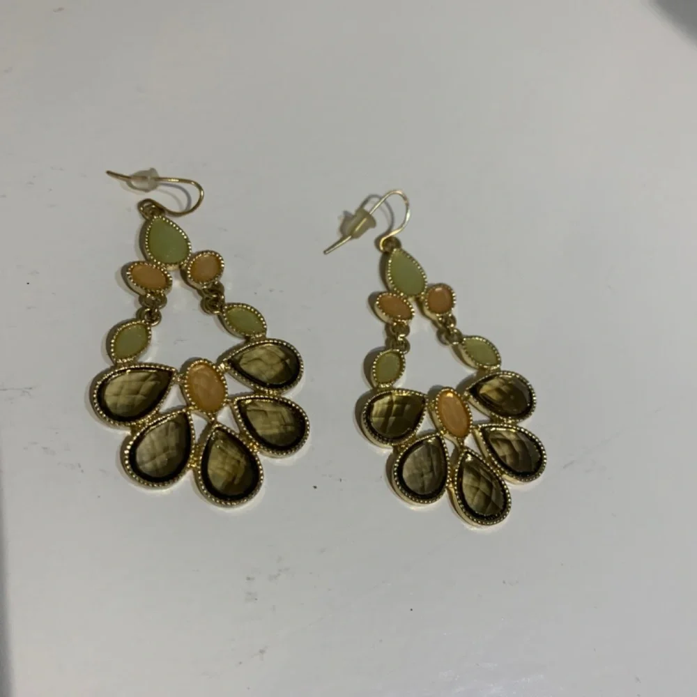 Francesca’s Multi Color Drop Earring - Picture 2 of 2